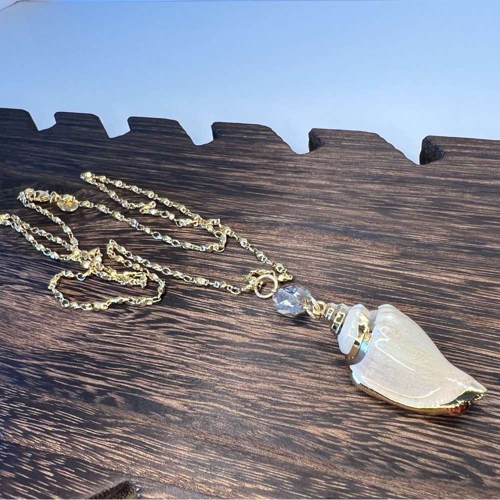Gold Necklace Tulip Seashell Pendant